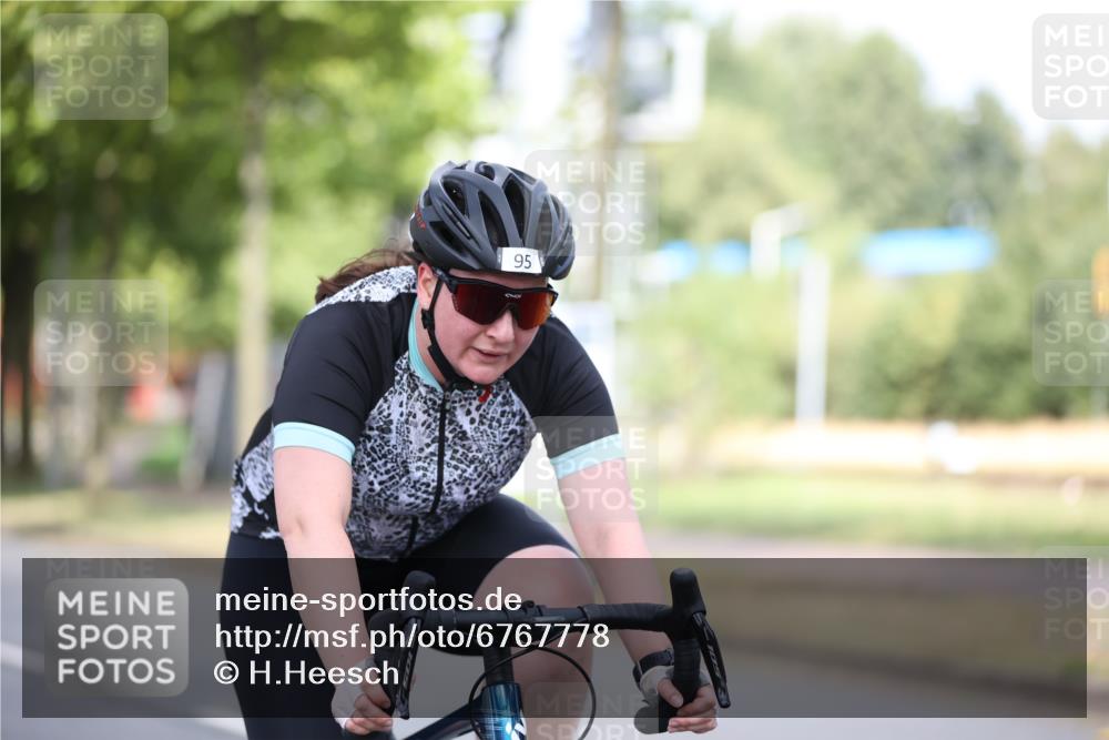 11.08.2024 - GEWOBA Citytriathlon Bremen H.Heesch http://msf.ph/oto/6767778 11.08.2024 10:38:25 Radfahren 3, 4, 11, 29, 43, 52, 58, 95 meine-sportfotos.de
