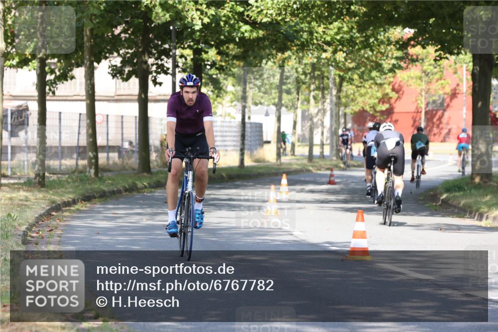 11.08.2024 - GEWOBA Citytriathlon Bremen H.Heesch http://msf.ph/oto/6767782 11.08.2024 10:21:01 Radfahren 4, 11, 20, 30, 45, 52, 58, 71, 75, 87, 92 meine-sportfotos.de