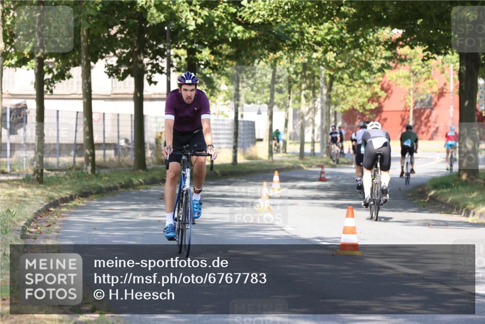 11.08.2024 - GEWOBA Citytriathlon Bremen H.Heesch http://msf.ph/oto/6767783 11.08.2024 10:21:01 Radfahren 4, 11, 20, 30, 45, 52, 58, 71, 75, 87, 92 meine-sportfotos.de