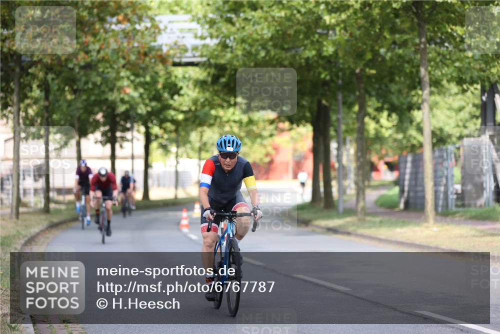11.08.2024 - GEWOBA Citytriathlon Bremen H.Heesch http://msf.ph/oto/6767787 11.08.2024 10:38:29 Radfahren 3, 4, 11, 29, 43, 58, 95 meine-sportfotos.de