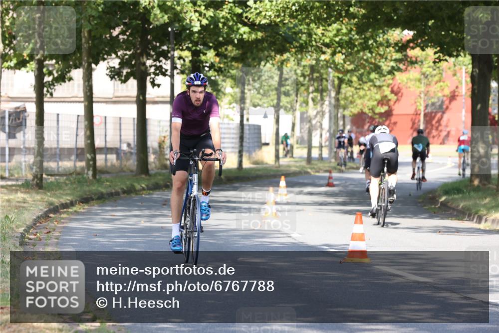 11.08.2024 - GEWOBA Citytriathlon Bremen H.Heesch http://msf.ph/oto/6767788 11.08.2024 10:21:01 Radfahren 4, 11, 20, 30, 45, 52, 58, 71, 75, 87, 92 meine-sportfotos.de