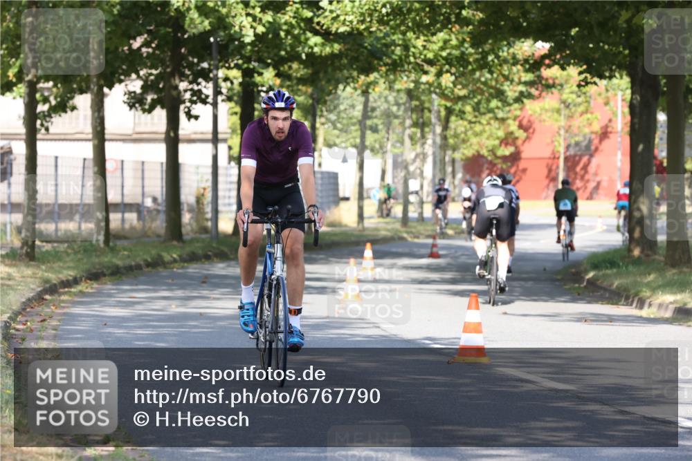 11.08.2024 - GEWOBA Citytriathlon Bremen H.Heesch http://msf.ph/oto/6767790 11.08.2024 10:21:01 Radfahren 4, 11, 20, 30, 45, 52, 58, 71, 75, 87, 92 meine-sportfotos.de