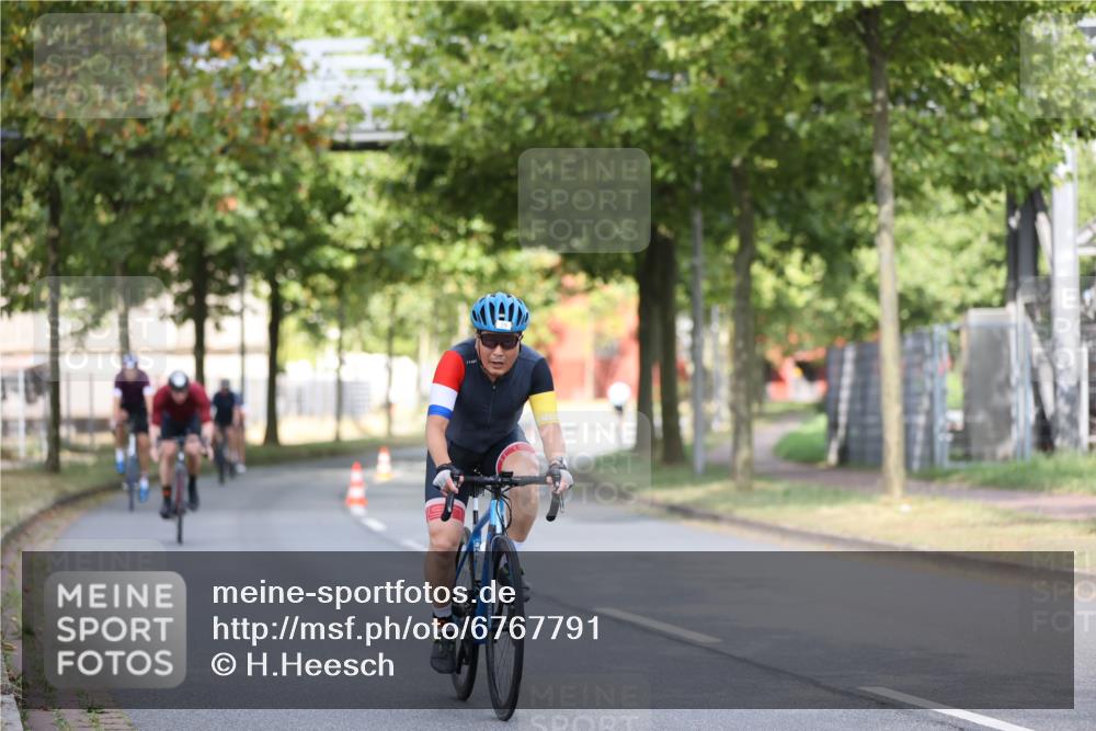 11.08.2024 - GEWOBA Citytriathlon Bremen H.Heesch http://msf.ph/oto/6767791 11.08.2024 10:38:29 Radfahren 3, 4, 11, 29, 43, 58, 95 meine-sportfotos.de
