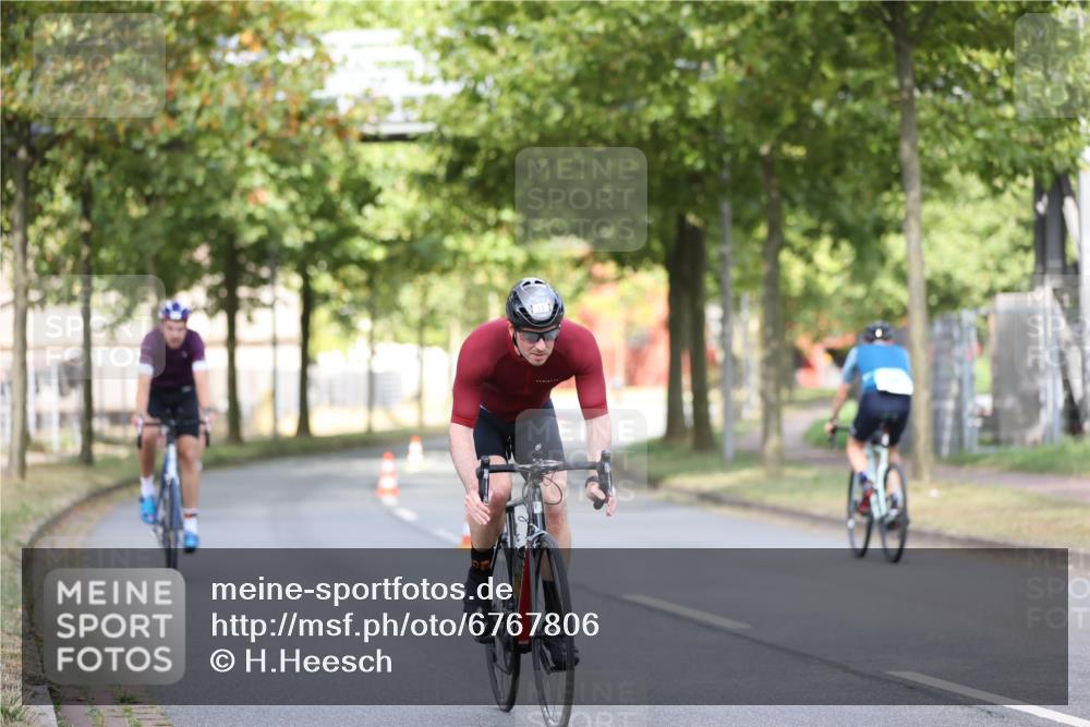 11.08.2024 - GEWOBA Citytriathlon Bremen H.Heesch http://msf.ph/oto/6767806 11.08.2024 10:38:31 Radfahren 4, 11, 29, 43, 58, 95 meine-sportfotos.de