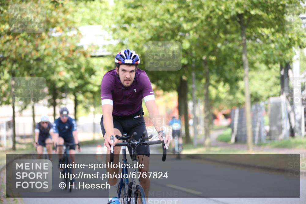 11.08.2024 - GEWOBA Citytriathlon Bremen H.Heesch http://msf.ph/oto/6767824 11.08.2024 10:38:33 Radfahren 4, 11, 29, 43, 58, 95 meine-sportfotos.de