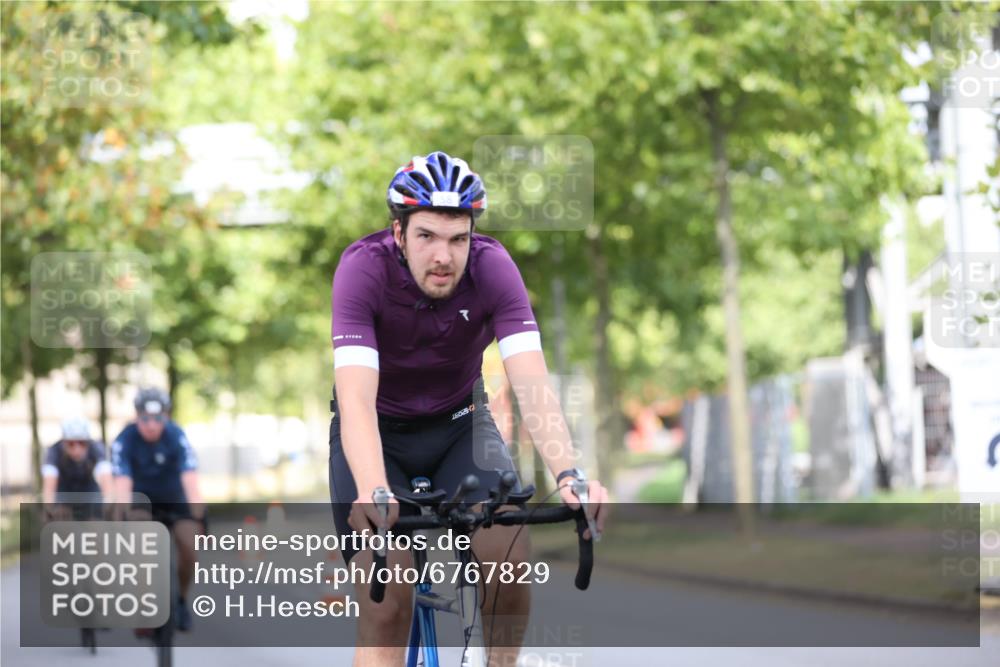 11.08.2024 - GEWOBA Citytriathlon Bremen H.Heesch http://msf.ph/oto/6767829 11.08.2024 10:38:33 Radfahren 4, 11, 29, 43, 58, 95 meine-sportfotos.de