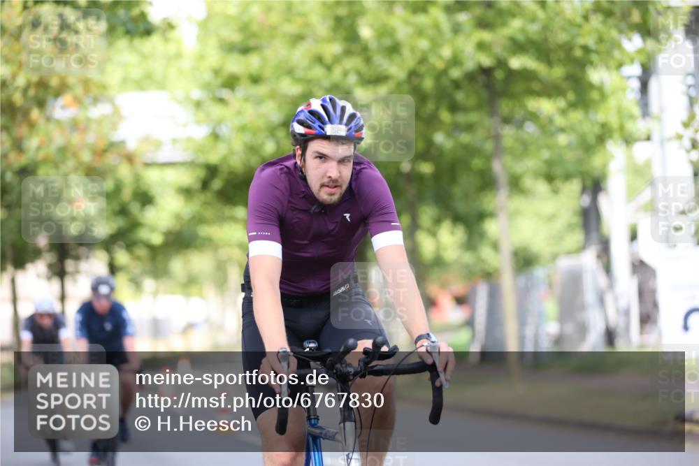 11.08.2024 - GEWOBA Citytriathlon Bremen H.Heesch http://msf.ph/oto/6767830 11.08.2024 10:38:33 Radfahren 4, 11, 29, 43, 58, 95 meine-sportfotos.de