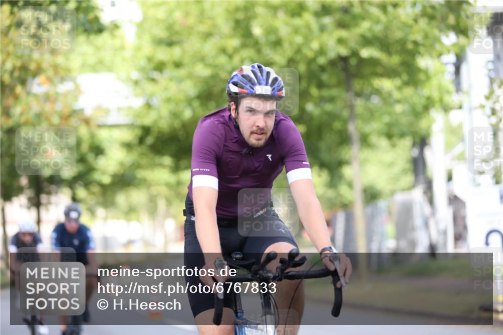 11.08.2024 - GEWOBA Citytriathlon Bremen H.Heesch http://msf.ph/oto/6767833 11.08.2024 10:38:33 Radfahren 4, 11, 29, 43, 58, 95 meine-sportfotos.de