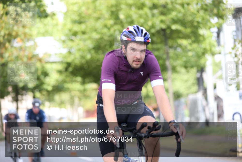 11.08.2024 - GEWOBA Citytriathlon Bremen H.Heesch http://msf.ph/oto/6767834 11.08.2024 10:38:33 Radfahren 4, 11, 29, 43, 58, 95 meine-sportfotos.de