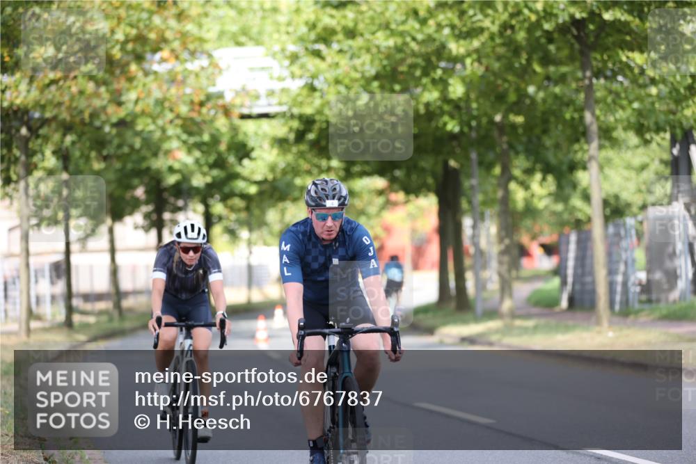 11.08.2024 - GEWOBA Citytriathlon Bremen H.Heesch http://msf.ph/oto/6767837 11.08.2024 10:38:33 Radfahren 4, 11, 29, 43, 58, 95 meine-sportfotos.de