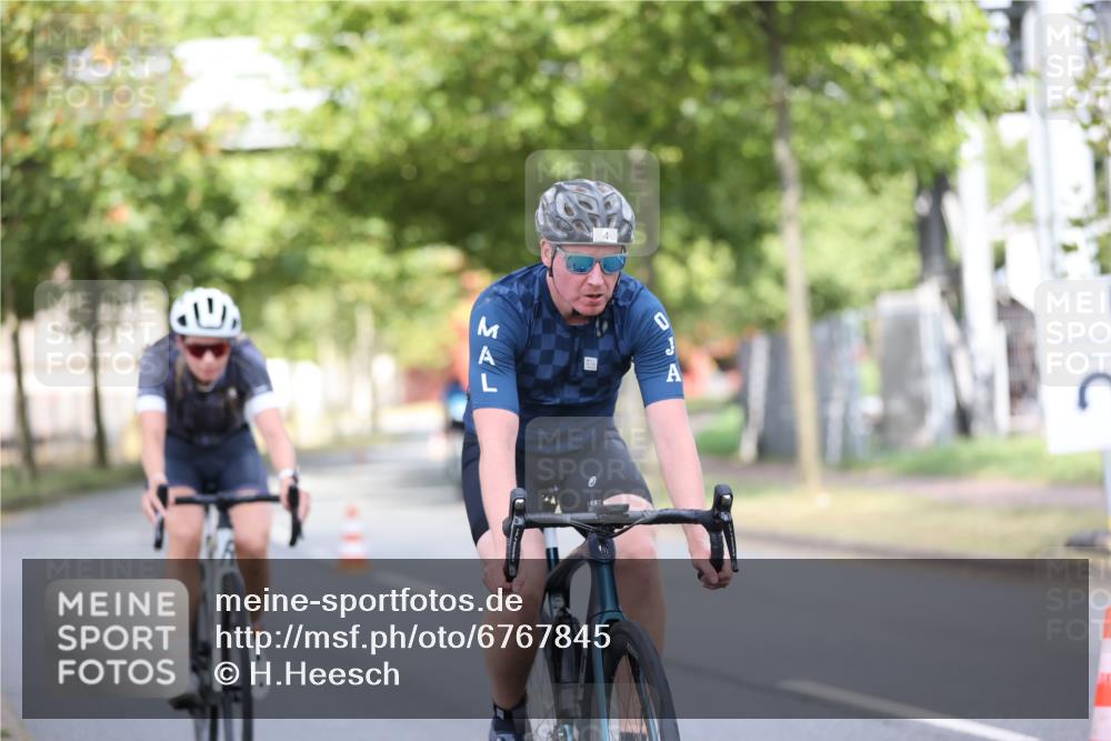 11.08.2024 - GEWOBA Citytriathlon Bremen H.Heesch http://msf.ph/oto/6767845 11.08.2024 10:38:34 Radfahren 4, 11, 29, 43, 58, 95 meine-sportfotos.de