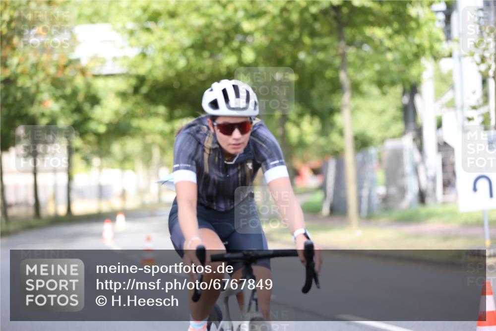 11.08.2024 - GEWOBA Citytriathlon Bremen H.Heesch http://msf.ph/oto/6767849 11.08.2024 10:38:34 Radfahren 4, 11, 29, 43, 58, 95 meine-sportfotos.de