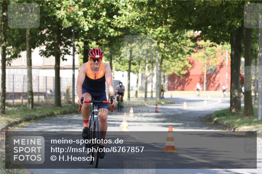 11.08.2024 - GEWOBA Citytriathlon Bremen H.Heesch http://msf.ph/oto/6767857 11.08.2024 10:21:23 Radfahren 9, 30, 31, 75, 78, 99 meine-sportfotos.de