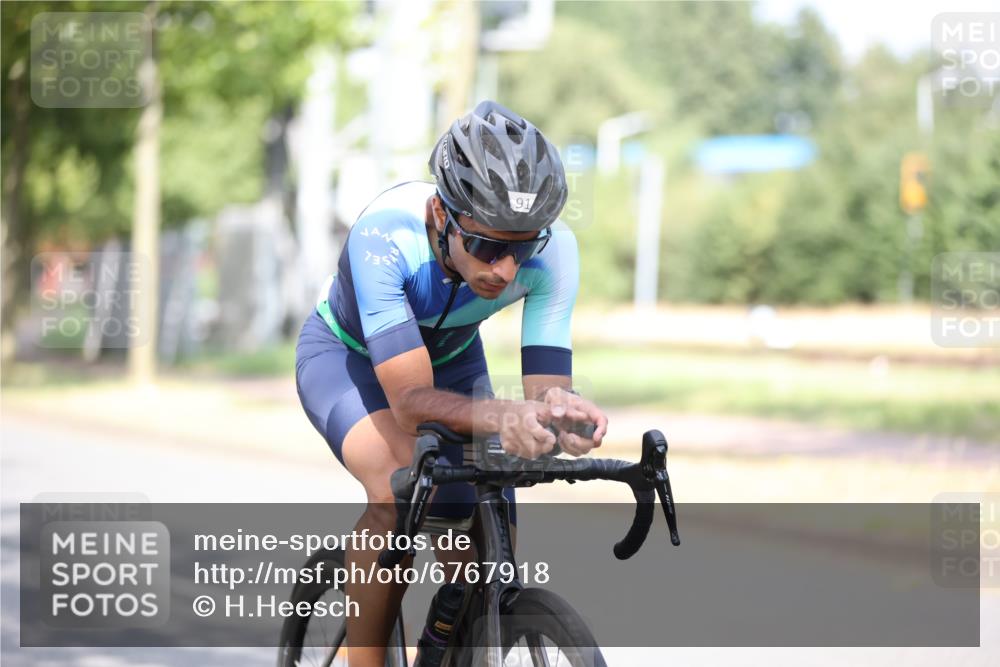 11.08.2024 - GEWOBA Citytriathlon Bremen H.Heesch http://msf.ph/oto/6767918 11.08.2024 10:39:01 Radfahren 20, 31, 45, 91 meine-sportfotos.de