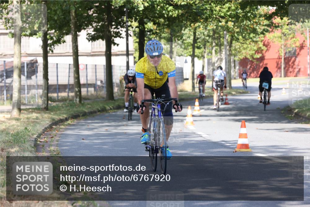 11.08.2024 - GEWOBA Citytriathlon Bremen H.Heesch http://msf.ph/oto/6767920 11.08.2024 10:21:36 Radfahren 27, 29, 42, 69, 77, 78, 99, 110 meine-sportfotos.de