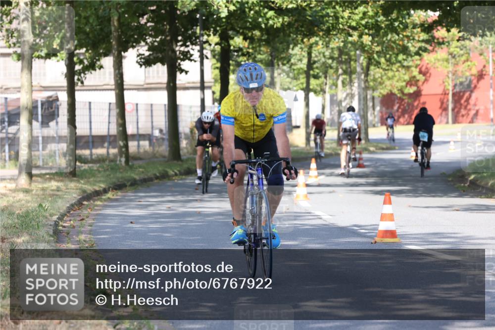 11.08.2024 - GEWOBA Citytriathlon Bremen H.Heesch http://msf.ph/oto/6767922 11.08.2024 10:21:37 Radfahren 27, 29, 42, 69, 77, 78, 106, 110 meine-sportfotos.de