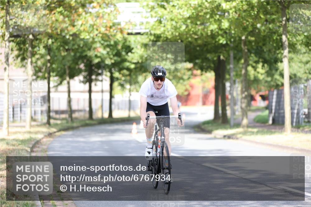 11.08.2024 - GEWOBA Citytriathlon Bremen H.Heesch http://msf.ph/oto/6767934 11.08.2024 10:39:11 Radfahren 20, 91, 92 meine-sportfotos.de