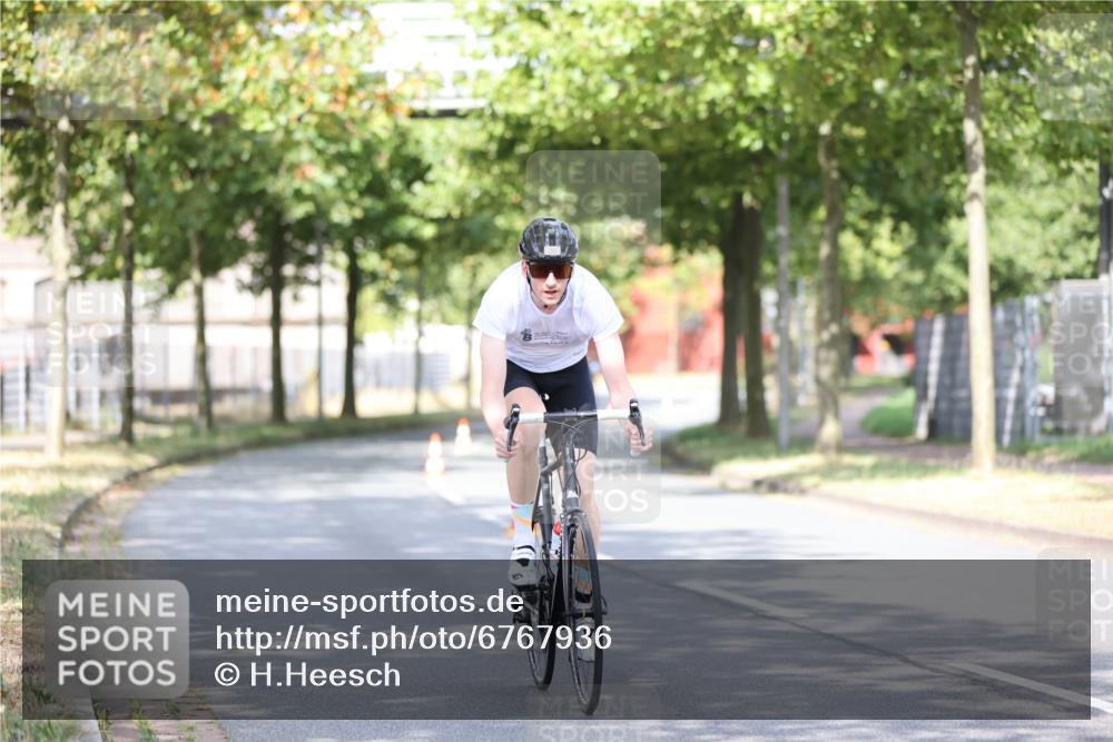 11.08.2024 - GEWOBA Citytriathlon Bremen H.Heesch http://msf.ph/oto/6767936 11.08.2024 10:39:11 Radfahren 20, 91, 92 meine-sportfotos.de
