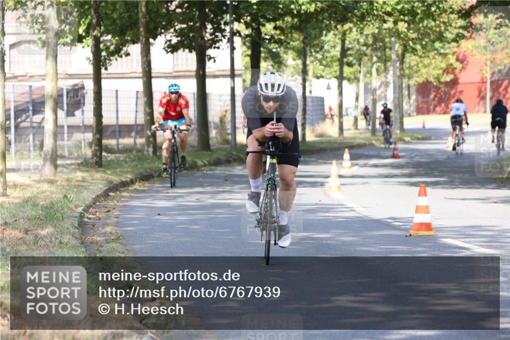 11.08.2024 - GEWOBA Citytriathlon Bremen H.Heesch http://msf.ph/oto/6767939 11.08.2024 10:21:39 Radfahren 27, 29, 42, 69, 77, 78, 106, 110 meine-sportfotos.de