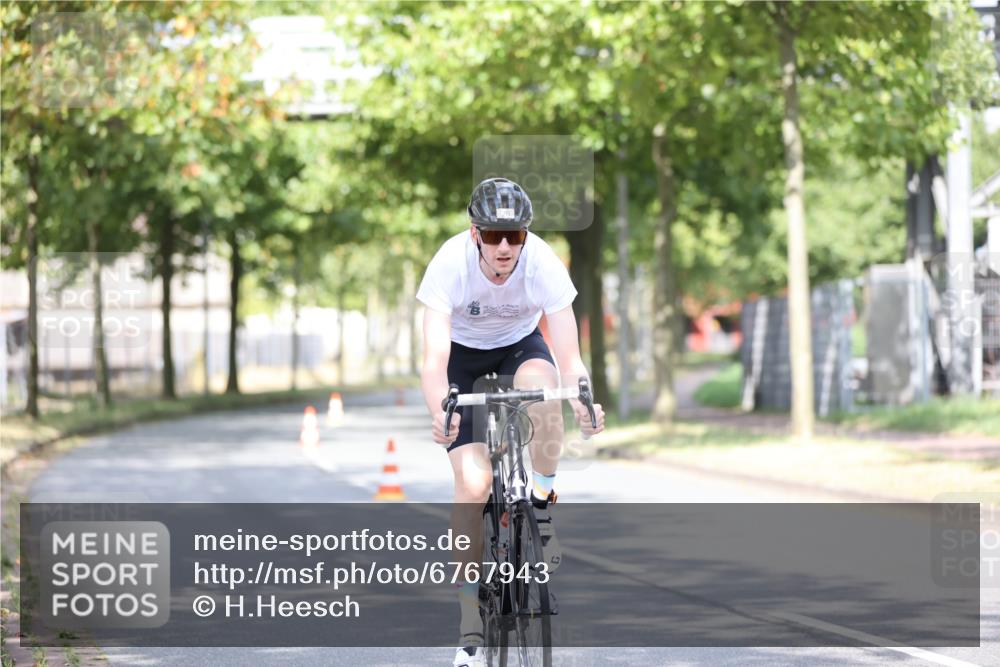11.08.2024 - GEWOBA Citytriathlon Bremen H.Heesch http://msf.ph/oto/6767943 11.08.2024 10:39:11 Radfahren 20, 91, 92 meine-sportfotos.de