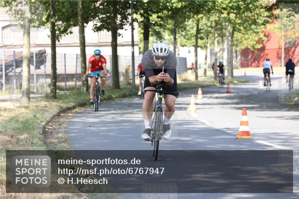 11.08.2024 - GEWOBA Citytriathlon Bremen H.Heesch http://msf.ph/oto/6767947 11.08.2024 10:21:39 Radfahren 27, 29, 42, 69, 77, 78, 106, 110 meine-sportfotos.de