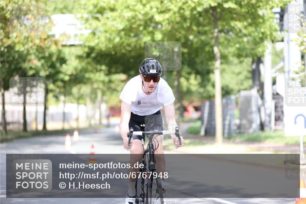 11.08.2024 - GEWOBA Citytriathlon Bremen H.Heesch http://msf.ph/oto/6767948 11.08.2024 10:39:12 Radfahren 20, 91, 92 meine-sportfotos.de