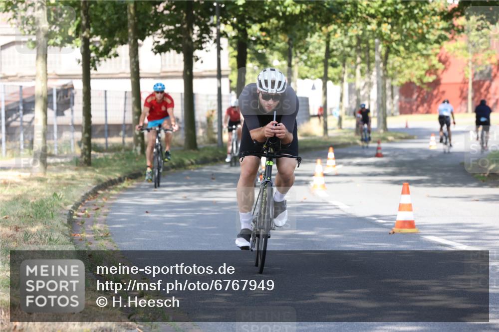 11.08.2024 - GEWOBA Citytriathlon Bremen H.Heesch http://msf.ph/oto/6767949 11.08.2024 10:21:39 Radfahren 27, 29, 42, 69, 77, 78, 106, 110 meine-sportfotos.de