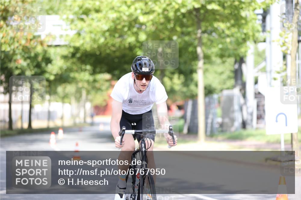 11.08.2024 - GEWOBA Citytriathlon Bremen H.Heesch http://msf.ph/oto/6767950 11.08.2024 10:39:12 Radfahren 20, 91, 92 meine-sportfotos.de