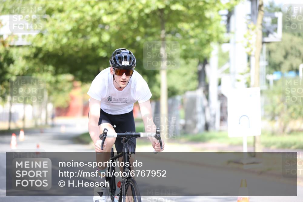 11.08.2024 - GEWOBA Citytriathlon Bremen H.Heesch http://msf.ph/oto/6767952 11.08.2024 10:39:12 Radfahren 20, 91, 92 meine-sportfotos.de