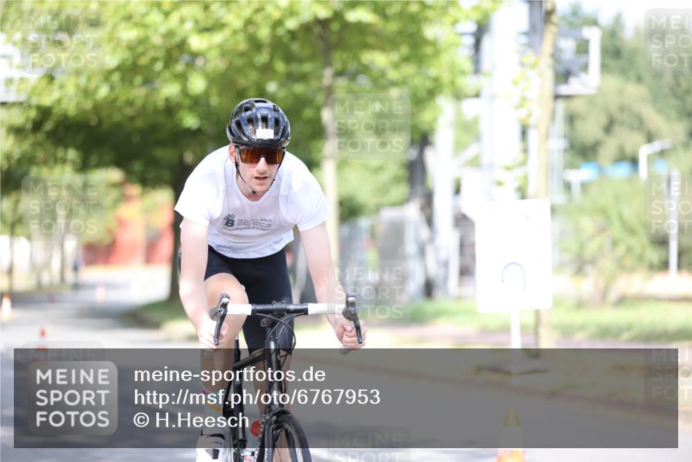 11.08.2024 - GEWOBA Citytriathlon Bremen H.Heesch http://msf.ph/oto/6767953 11.08.2024 10:39:12 Radfahren 20, 91, 92 meine-sportfotos.de