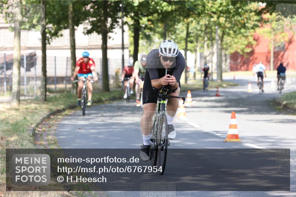 11.08.2024 - GEWOBA Citytriathlon Bremen H.Heesch http://msf.ph/oto/6767954 11.08.2024 10:21:39 Radfahren 27, 29, 42, 69, 77, 78, 106, 110 meine-sportfotos.de