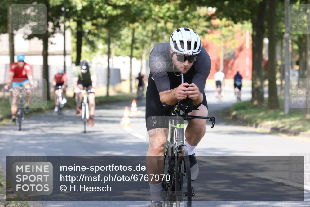 11.08.2024 - GEWOBA Citytriathlon Bremen H.Heesch http://msf.ph/oto/6767970 11.08.2024 10:21:40 Radfahren 27, 29, 42, 69, 77, 78, 106, 110 meine-sportfotos.de