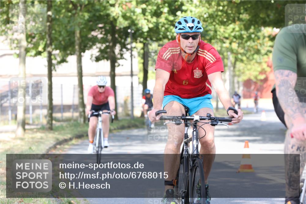 11.08.2024 - GEWOBA Citytriathlon Bremen H.Heesch http://msf.ph/oto/6768015 11.08.2024 10:21:43 Radfahren 27, 29, 42, 69, 77, 98, 106, 109, 110 meine-sportfotos.de