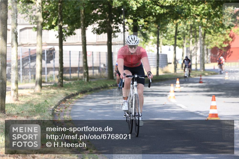 11.08.2024 - GEWOBA Citytriathlon Bremen H.Heesch http://msf.ph/oto/6768021 11.08.2024 10:21:44 Radfahren 27, 29, 42, 69, 77, 98, 106, 109, 110 meine-sportfotos.de