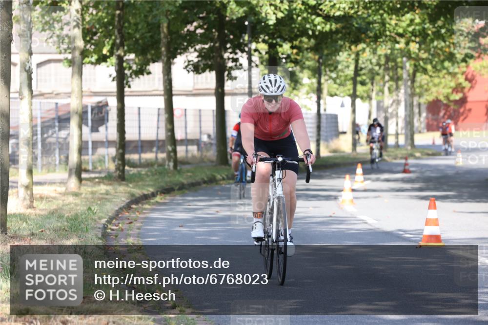 11.08.2024 - GEWOBA Citytriathlon Bremen H.Heesch http://msf.ph/oto/6768023 11.08.2024 10:21:44 Radfahren 27, 29, 42, 69, 77, 98, 106, 109, 110 meine-sportfotos.de