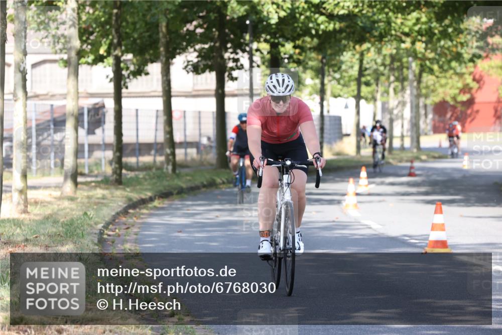 11.08.2024 - GEWOBA Citytriathlon Bremen H.Heesch http://msf.ph/oto/6768030 11.08.2024 10:21:44 Radfahren 27, 29, 42, 69, 77, 98, 106, 109, 110 meine-sportfotos.de