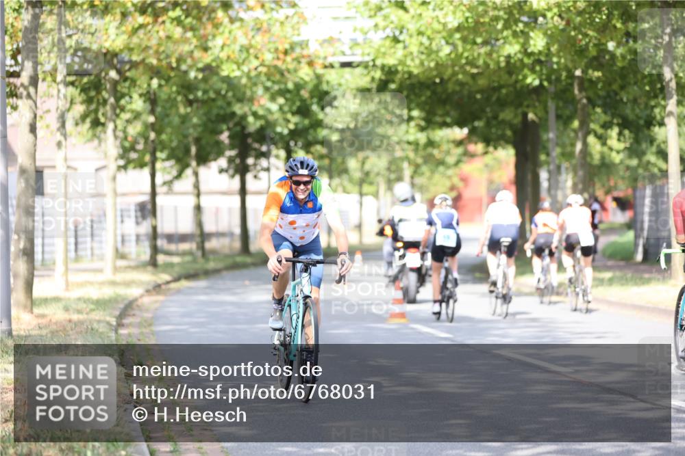 11.08.2024 - GEWOBA Citytriathlon Bremen H.Heesch http://msf.ph/oto/6768031 11.08.2024 10:40:08 Radfahren 33, 87 meine-sportfotos.de