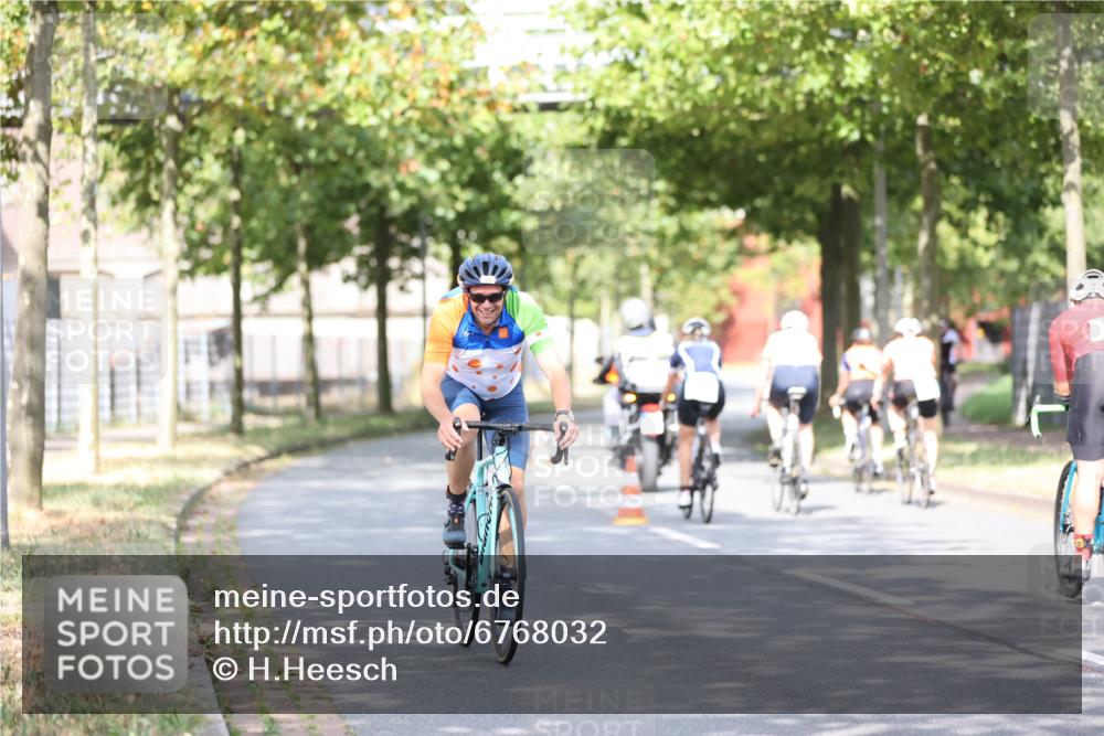 11.08.2024 - GEWOBA Citytriathlon Bremen H.Heesch http://msf.ph/oto/6768032 11.08.2024 10:40:08 Radfahren 33, 87 meine-sportfotos.de