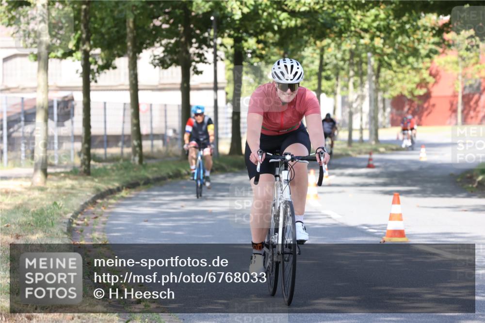 11.08.2024 - GEWOBA Citytriathlon Bremen H.Heesch http://msf.ph/oto/6768033 11.08.2024 10:21:44 Radfahren 27, 29, 42, 69, 77, 98, 106, 109, 110 meine-sportfotos.de