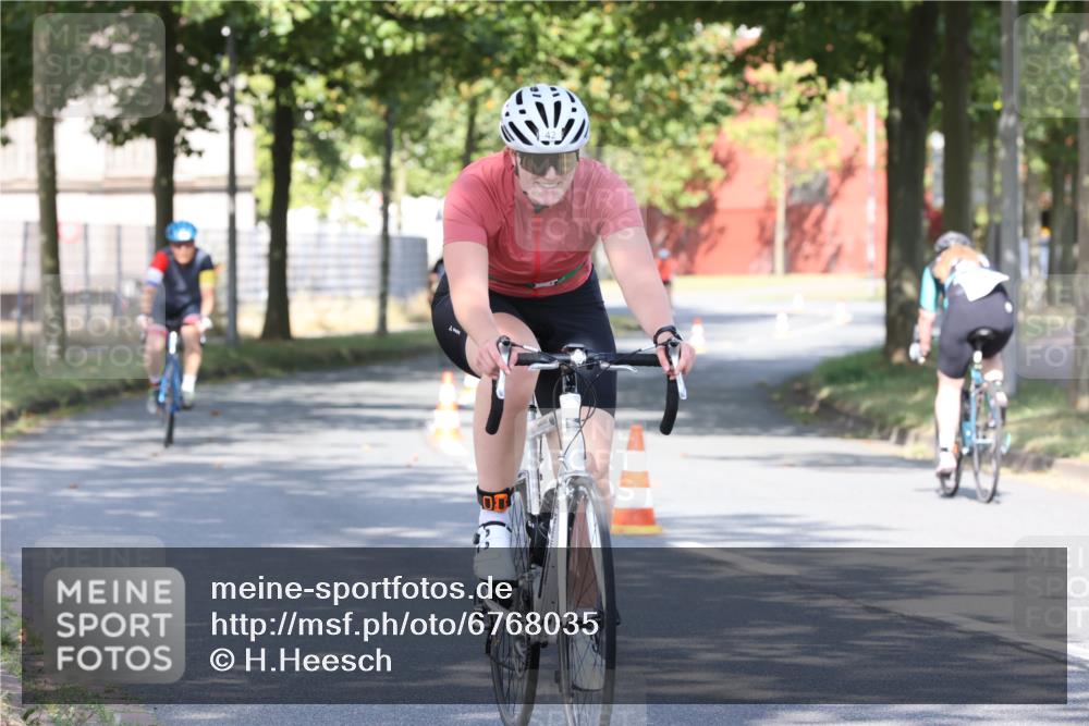 11.08.2024 - GEWOBA Citytriathlon Bremen H.Heesch http://msf.ph/oto/6768035 11.08.2024 10:21:45 Radfahren 27, 29, 42, 69, 77, 98, 106, 109, 110 meine-sportfotos.de