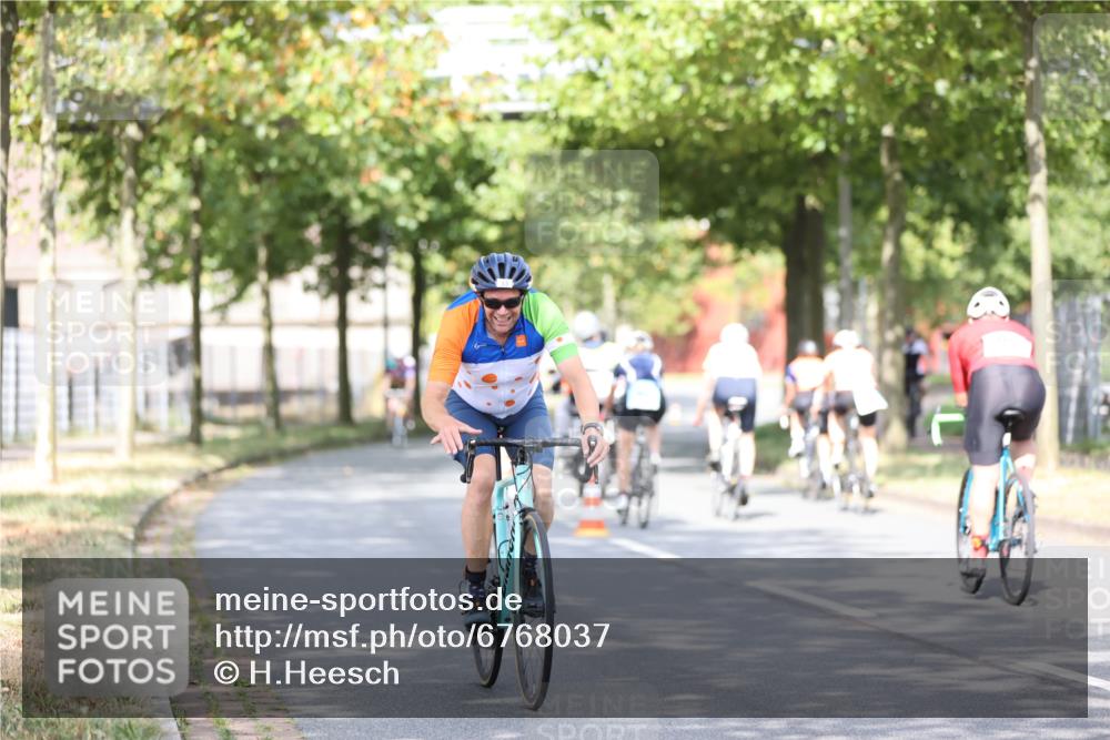 11.08.2024 - GEWOBA Citytriathlon Bremen H.Heesch http://msf.ph/oto/6768037 11.08.2024 10:40:08 Radfahren 33, 87 meine-sportfotos.de