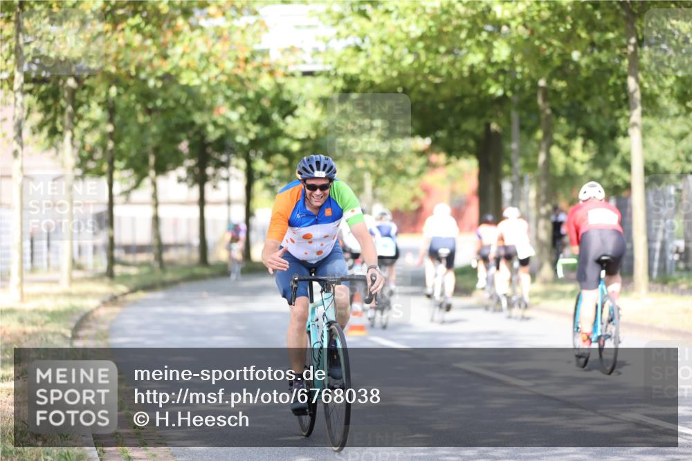 11.08.2024 - GEWOBA Citytriathlon Bremen H.Heesch http://msf.ph/oto/6768038 11.08.2024 10:40:08 Radfahren 33, 87 meine-sportfotos.de