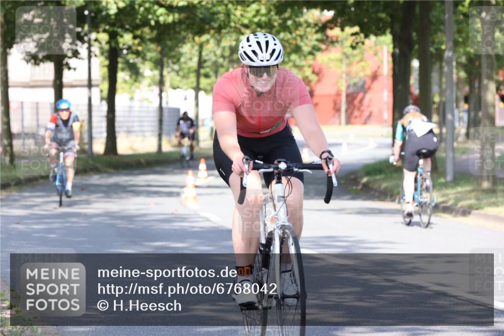 11.08.2024 - GEWOBA Citytriathlon Bremen H.Heesch http://msf.ph/oto/6768042 11.08.2024 10:21:45 Radfahren 27, 29, 42, 69, 77, 98, 106, 109, 110 meine-sportfotos.de