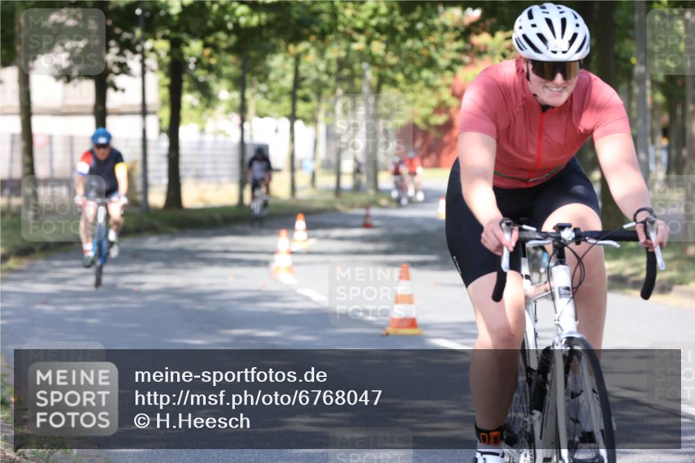 11.08.2024 - GEWOBA Citytriathlon Bremen H.Heesch http://msf.ph/oto/6768047 11.08.2024 10:21:45 Radfahren 27, 29, 42, 69, 77, 98, 106, 109, 110 meine-sportfotos.de