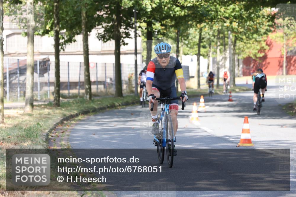 11.08.2024 - GEWOBA Citytriathlon Bremen H.Heesch http://msf.ph/oto/6768051 11.08.2024 10:21:47 Radfahren 27, 29, 42, 69, 77, 98, 106, 109, 110 meine-sportfotos.de