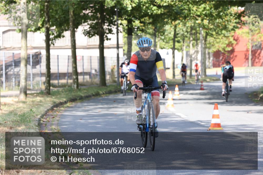 11.08.2024 - GEWOBA Citytriathlon Bremen H.Heesch http://msf.ph/oto/6768052 11.08.2024 10:21:47 Radfahren 27, 29, 42, 69, 77, 98, 106, 109, 110 meine-sportfotos.de