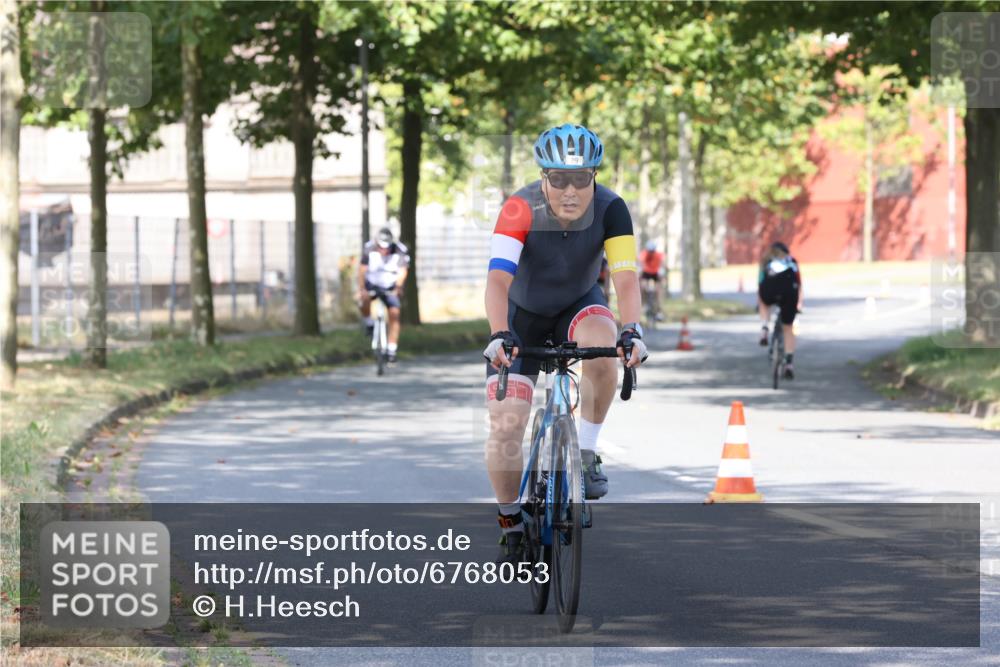 11.08.2024 - GEWOBA Citytriathlon Bremen H.Heesch http://msf.ph/oto/6768053 11.08.2024 10:21:47 Radfahren 27, 29, 42, 69, 77, 98, 106, 109, 110 meine-sportfotos.de