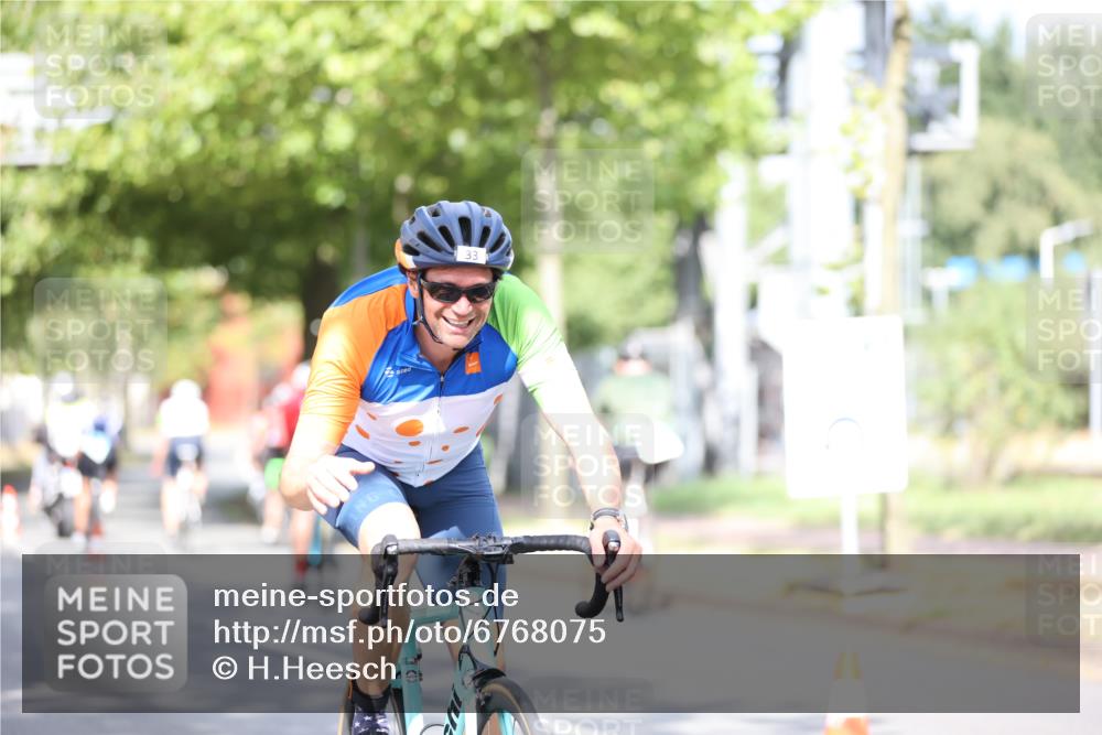 11.08.2024 - GEWOBA Citytriathlon Bremen H.Heesch http://msf.ph/oto/6768075 11.08.2024 10:40:09 Radfahren 33, 87 meine-sportfotos.de