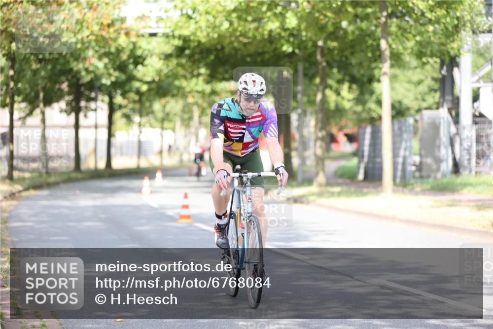 11.08.2024 - GEWOBA Citytriathlon Bremen H.Heesch http://msf.ph/oto/6768084 11.08.2024 10:40:14 Radfahren 33, 38, 66, 87 meine-sportfotos.de