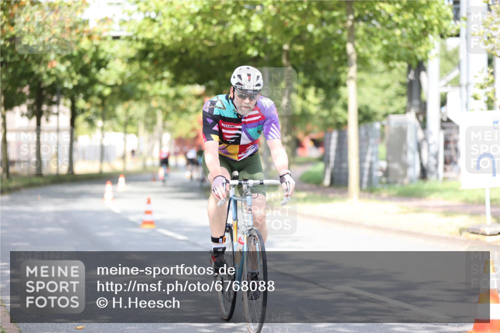 11.08.2024 - GEWOBA Citytriathlon Bremen H.Heesch http://msf.ph/oto/6768088 11.08.2024 10:40:14 Radfahren 33, 38, 66, 87 meine-sportfotos.de